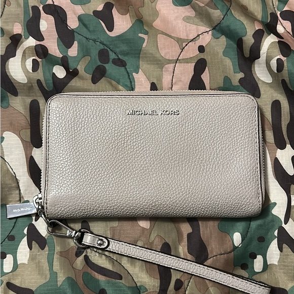 Michael Kors Handbags - Michael Kors Taupe Leather Wristlet